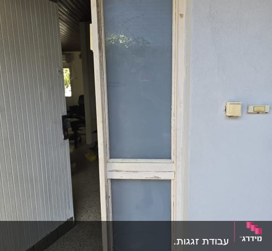דלת זכוכית עם מסגרת עץ בכניסה לבית